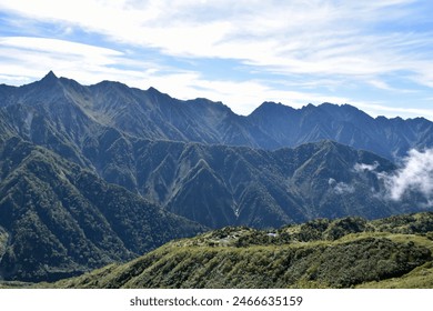 A cordilheira de Hotaka se estendendo ao sul do Monte Yarigatake