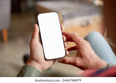 pusty biały ekran telefonu komórkowego makieta. ręka trzymająca SMS-a przy użyciu telefonu komórkowego na biurku w biurze. tło puste miejsce na reklamę. ludzie pracujący kontakt marketing biznes, technologia