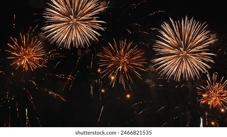 Golden Firework świętuje rocznicę Dnia Niepodległości w noc świętowania. Odliczanie do imprezy z okazji Nowego Roku 2024. Szczęśliwego Nowego Roku 2025, koncepcja festiwalu z okazji 4 lipca.