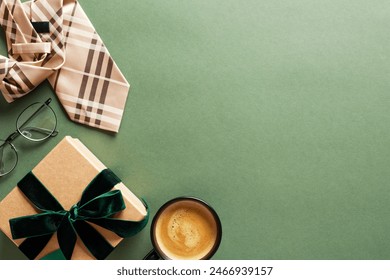 Boldog Apák napja üdvözlőlap sablon. Lapos feküdt kompozíció díszdobozban, kávéscsészével, nyakkendővel, szemüveggel, zöld háttérrel.