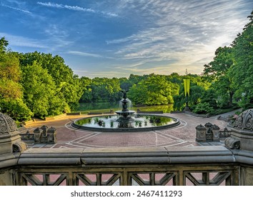 Bethesda terasa i fontana su dvije arhitektonske karakteristike koje gledaju na jezero u Central parku New Yorka.