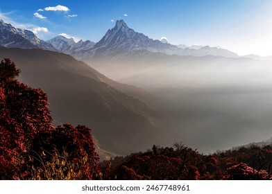 Raggi di sole su Fish Tail o Machapuchare Mountain Vista dal Tadapani Village durante la primavera