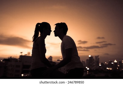 Hôn nhau lãng mạn trong thành phố của cặp đôi trẻ