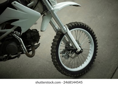 Cross motorkerékpár. Kerékpár villa. Sportközlekedés. A kerékpár részletei.