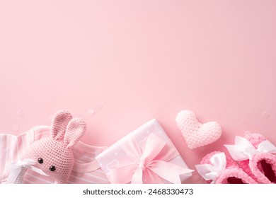 Hadiah dan aksesori bayi merah jambu termasuk mainan rajutan, jantung dan kasut bayi pada latar belakang pastel lembut, sesuai untuk mandi bayi atau pesta mendedahkan jantina