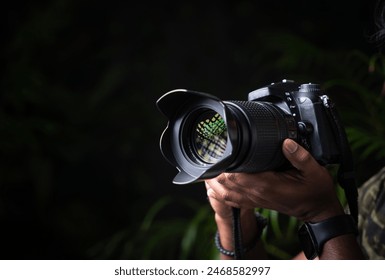 Gros plan d'une main tenant un appareil photo professionnel