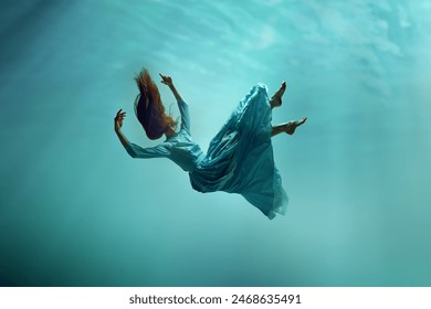 Couverture d'album de musique. Mystérieuse jeune fille élégante en robe d'Ender lévitant sous l'eau avec la lumière du soleil au-dessus. Concept de surréalisme, de beauté, de mystère et de fantaisie, de liberté