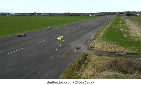 Supercars Trackday auf der Landebahn Flughafen Sportwagen Exoten fahren Drohne Luftaufnahme dynamische