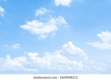 Cielo azul con nubes blancas esponjosas en un día soleado de verano
