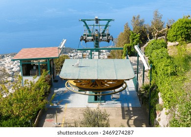 Anacapri libegő felső állomása Capri szigetén, Olaszországban, gépeket és lenyűgöző kilátást a tengerre a háttérben. Sirály az emelvényen ül, és festői szépséget kölcsönöz