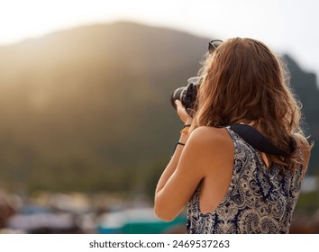 كاميرا ومصور وامرأة بجوار الجبل في إجازة أو سفر أو عطلة صيفية في سويسرا. صورة بكاميرا DSLR وتصوير وشخص في الهواء الطلق للمغامرة أو السياحة أو الرحلة في الطبيعة في المنظر الخلفي