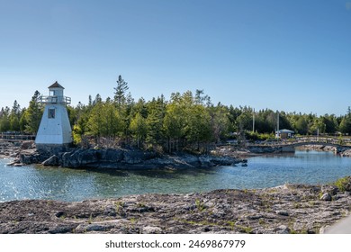 Предният фар South Baymouth Range, разположен на остров Манитулин, Онтарио, Канада, стои като морски страж, насочващ кораби с историческо значение.