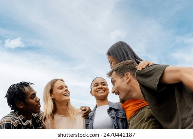 chân dung của Nhóm các chàng trai và cô gái trẻ cùng nhau ăn mừng tình bạn và sự đoàn kết. Nhóm người đa chủng tộc
