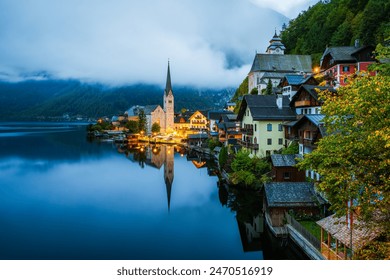 La città di Hallstatt, patrimonio dell'umanità UNESCO, sul lago di Hallstatt in Austria, sorge all'alba tra nuvole nebbiose.