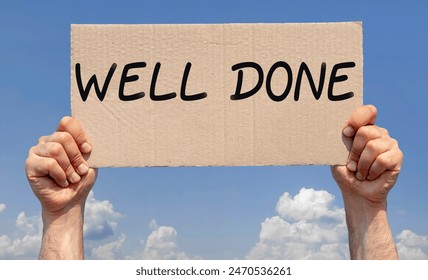 Ruce držící kus lepenky s nápisem "WELL DONE"
