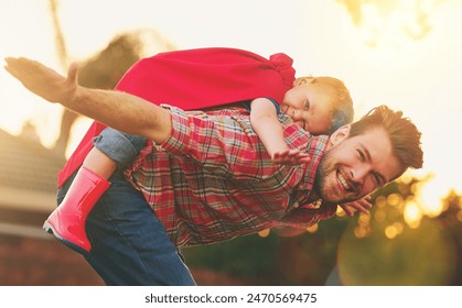 Kanak-kanak, lelaki dan piggyback untuk kapal terbang dalam potret untuk keseronokan, fantasi atau pembangunan di taman. Anak lelaki, bapa atau bermain di luar pada waktu petang untuk terbang, hiburan atau permainan di belakang rumah untuk ikatan