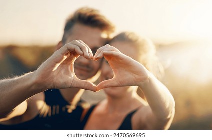 คู่รักที่มีความสุข ความรัก และธรรมชาติ จับมือกันด้วยหัวใจ เพื่อการเอาใจใส่ โอบกอด หรือความโรแมนติกท่ามกลางธรรมชาติ ภาพระยะใกล้ของชายและหญิงพร้อมอิโมจิ รูปทรง หรือท่าทาง ในป่ากลางแจ้งสำหรับการออกกำลังกาย ออกกำลังกาย หรือฟิตเนส