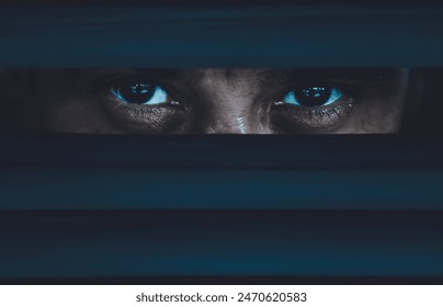 어두운 커튼 뒤에서 눈을 뜨고 들여다보는 우울하고 무서운 분위기