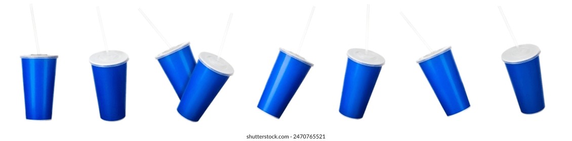 Vaso azul con tapa y tubo aislado sobre fondo blanco. Concepto de refrescos en el cine o para ver películas