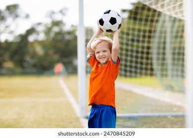 Anak-anak Belanda bermain sepak bola di lapangan terbuka. Para penggemar tim Belanda dengan bendera nasional. Maju terus Belanda! Anak-anak mencetak gol di pertandingan sepak bola. Anak-anak dengan kostum bendera menendang bola. Para penggemar merayakan kemenangan di lapangan