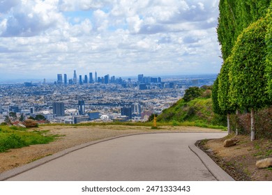 Pogled na Los Angeles i dio pješačke staze u Runyon Canyon Parku.