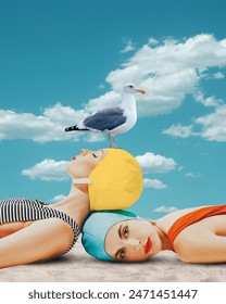 Krásne mladé dievčatá v plávacej čiapke a plavkách ležiace na pláži s čajkou na pozadí modrej oblohy. Súčasné umenie. Pojem leto, dovolenka, relax. Retro štýl. Kreatívny dizajn.