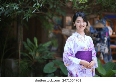 Portrait d'une belle jeune fille japonaise en kimono japonais