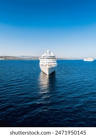 アクロティリ湾のクルーズ船が穏やかな青い海を航行している