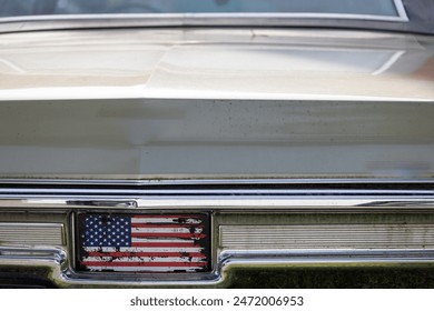 Plakasında ABD bayrağı bulunan klasik Amerikan arabası