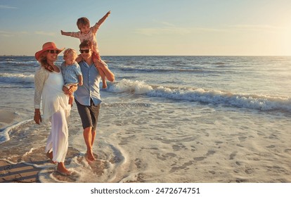Glückliche Familie, Strandurlaub und Liebe, Lächeln für Urlaub auf tropischer Insel. Mann, Frau und Kinder zusammen mit Sonnenbrille am Meer für Reisen mit Wellness und Outdoor bei Sonnenuntergang auf Mauritius