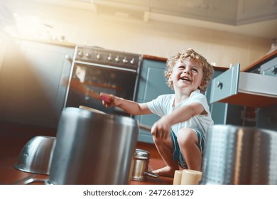 快樂、孩子和廚房裡的鼓聲作為創造性的天賦、音樂或聲音作為童年學習的音樂家。微笑，男孩，玩遊戲活動的幻想樂器，促進感官發展