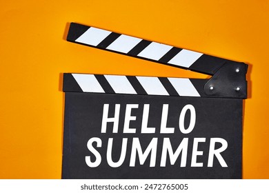 Zdravo ljeto koncept na ploči s klaperom video kina u studiju. Ploča za klapanje filmske produkcije