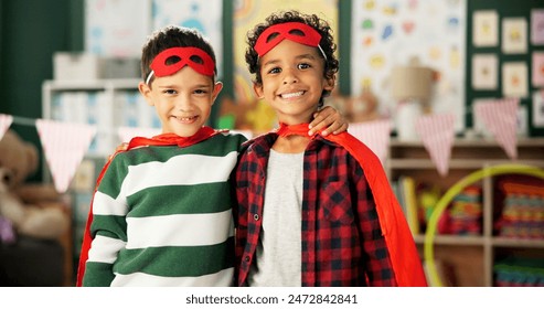 Cậu bé, cái ôm và chân dung của trẻ em với trang phục trong lớp học cho lễ Halloween, trang phục kỳ ảo hoặc cosplay. Mẫu giáo, bạn bè và trẻ em vui vẻ với nụ cười cho trang phục siêu anh hùng, trợ thủ hoặc hỗ trợ