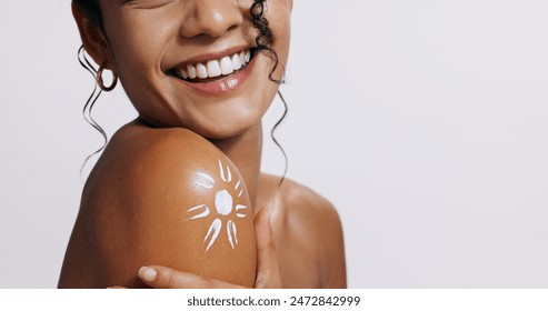 Loção, protetor solar e ombro de mulher em estúdio com rotina de hidratação, saúde e cuidados com a pele. Sorriso, dermatologia ou pessoa do sexo feminino com creme FPS para textura suave do corpo por mockup de fundo branco