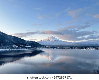 Pohľad na horu Fuji pri jazere je úchvatný a pokojný. Hora Fuji s ikonickým vrcholom pokrytým snehom sa majestátne týči oproti jasne modrej oblohe.