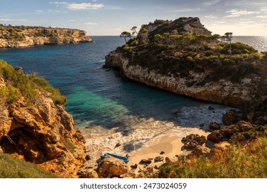 Una vista de la pintoresca cala y playa de Caló des Moro en el suroeste de Mallorca