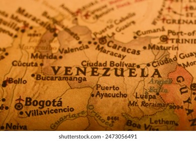 Venezuela auf der Karte. Venezuela liegt an der Nordküste Südamerikas und ist bekannt für seine atemberaubenden Naturlandschaften, darunter die majestätischen Anden.