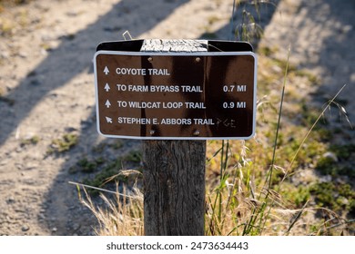 Nápis Coyote Trailhead v Rancho San Antonio County Park a Open Space Preserve, Venkovská přírodní rezervace s 25 mil turistickými stezkami, plus fungující farma a start modelu letadla v Cupertinu, CA