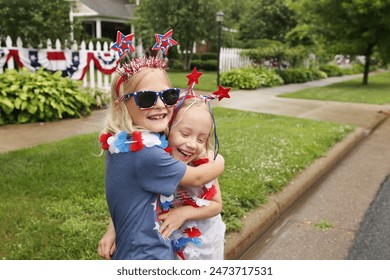 Zwee glécklech kleng Meedercher ëmfaassen sech, wärend se den Onofhängegkeetsdag, oder de 4. Juli an Amerika, feieren.