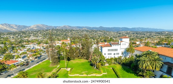 Pemandangan bandar Santa Barbara di bawah langit biru. California, Amerika Syarikat