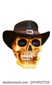 Gros plan d'un crâne humain effrayant avec un chapeau de cow-boy vintage sur la tête et un cigare dans la bouche isolé sur un fond blanc. Chemin de détourage.