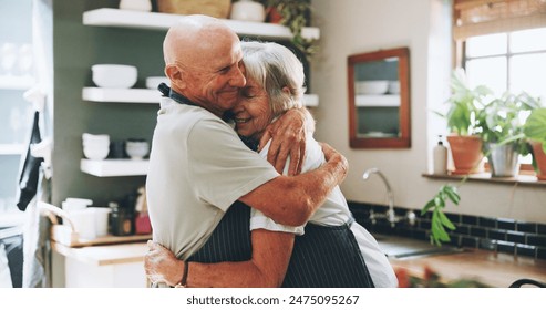 ครัว กอด และคู่รักสูงวัยในบ้านเพื่อความรัก ความผูกพัน และความมุ่งมั่นร่วมกัน การแต่งงาน ชายหญิงสูงวัยที่มีความสุขทำอาหารร่วมกันเพื่อสุขภาพ เตรียมอาหาร และสุขภาพที่ดีในบ้าน