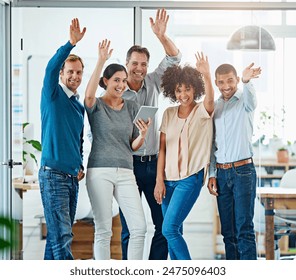 Retrato, grupo e pessoas de negócios acenando as mãos para boas-vindas, sucesso ou saudação em startup criativa. Feliz, equipe e acenam juntos para olá, introdução ou sobre nós em reunião para colaboração