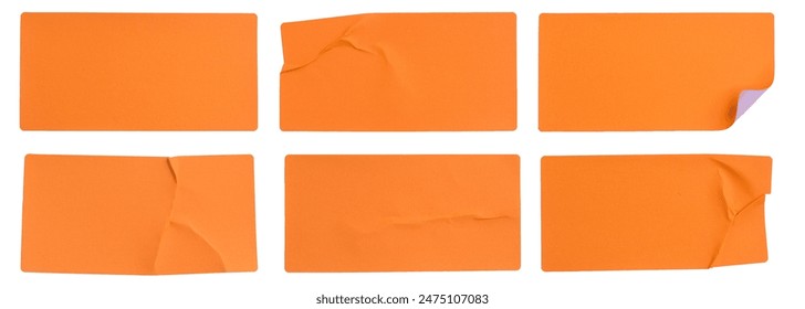 Un conjunto de etiquetas adhesivas de papel rectangulares de color naranja neón fluorescente aisladas sobre fondo blanco.