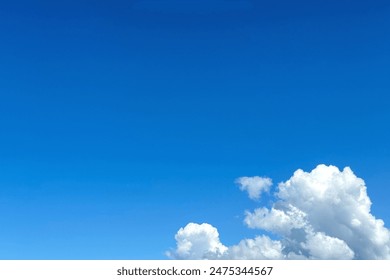 Nube blanca sobre un cielo azul brillante, fondo, telón de fondo, escritorio.