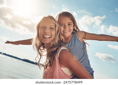 Portrait, Mamm a Kand um Ozean mam Fliger, laachen a spillen op Abenteuer Vakanz an Australien. Reesen, Mamm a Meedchen op Plage Vakanz mat Summer Spaass, glécklech a Verbindung mat Spiller.