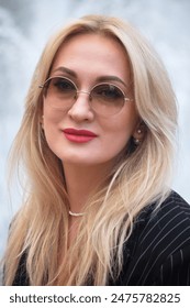 Portrét stylové módní mladá dívka modelka