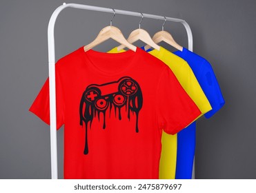 Представляем нашу яркую футболку Dripping Game Controller, которая просто необходима любому энтузиасту игр. Эта футболка имеет яркий черный рисунок игрового контроллера с уникальным эффектом капель,