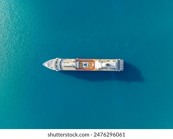 日没時の海に浮かぶ大型クルーズ船。美しい海の景色。豪華クルーズ船 - オーシャンライナー。一般的なクルーズ船での休暇や旅行のコンセプト。