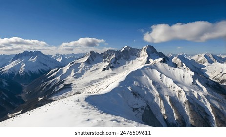 Vârfuri ascuțite ale munților alpini sub zăpadă, cu un cer albastru limpede în fundal.
